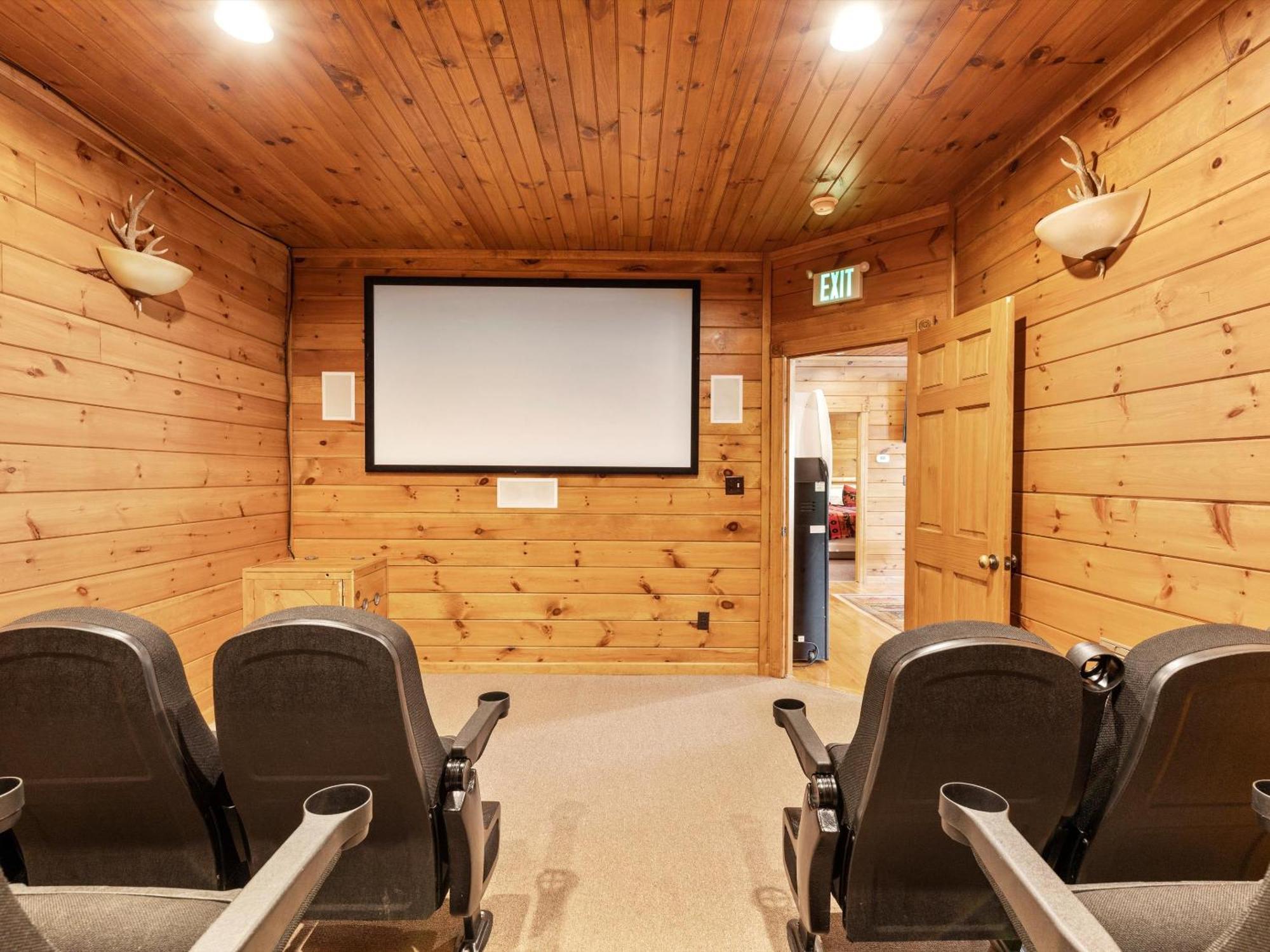 Hébergement de vacances The Great Escape Ii, 5 Bedrooms, Sleeps 17, Game Room, Pool Access, Theater Gatlinburg