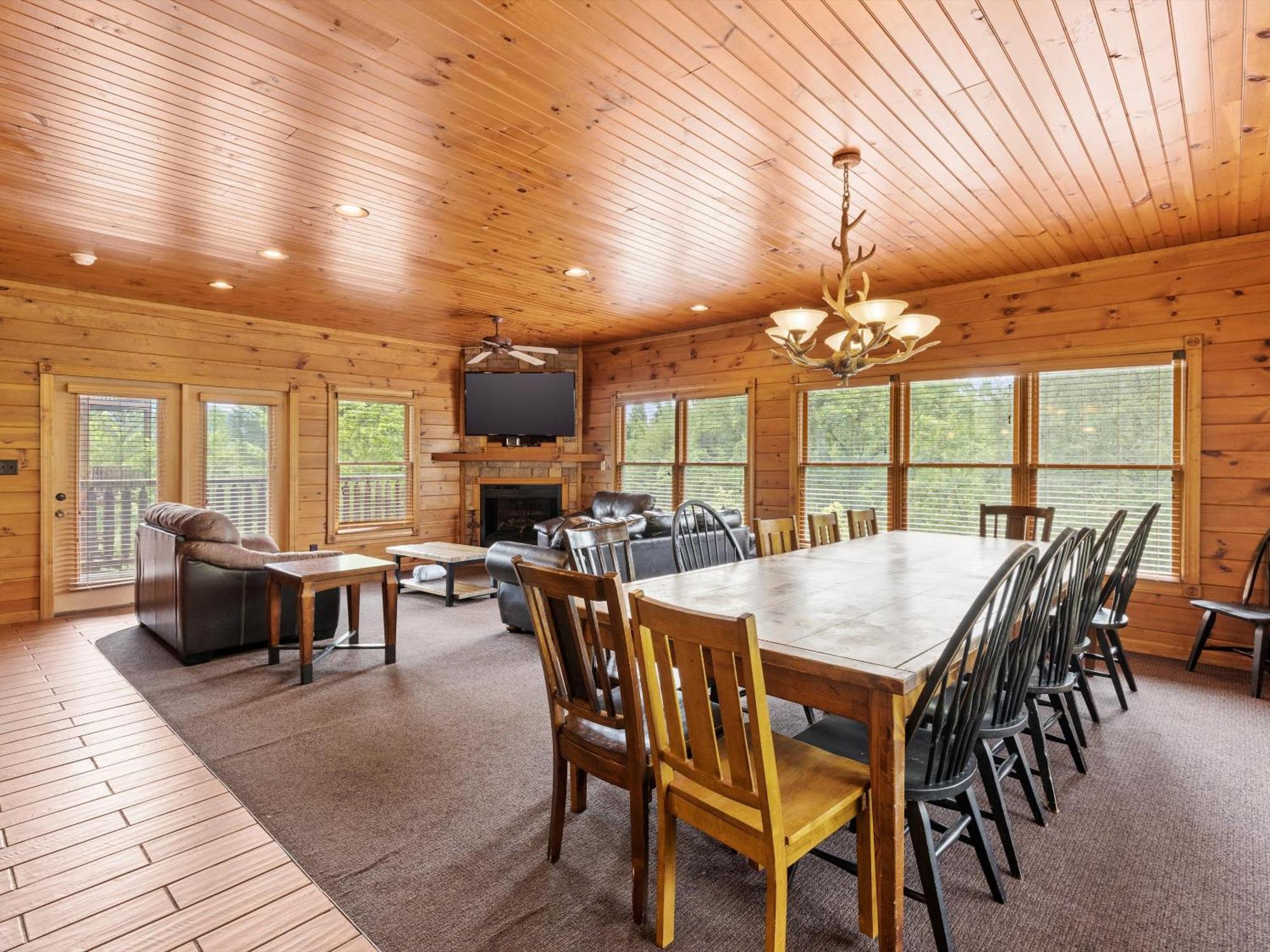 The Great Escape Ii, 5 Bedrooms, Sleeps 17, Game Room, Pool Access, Theater * Gatlinburg